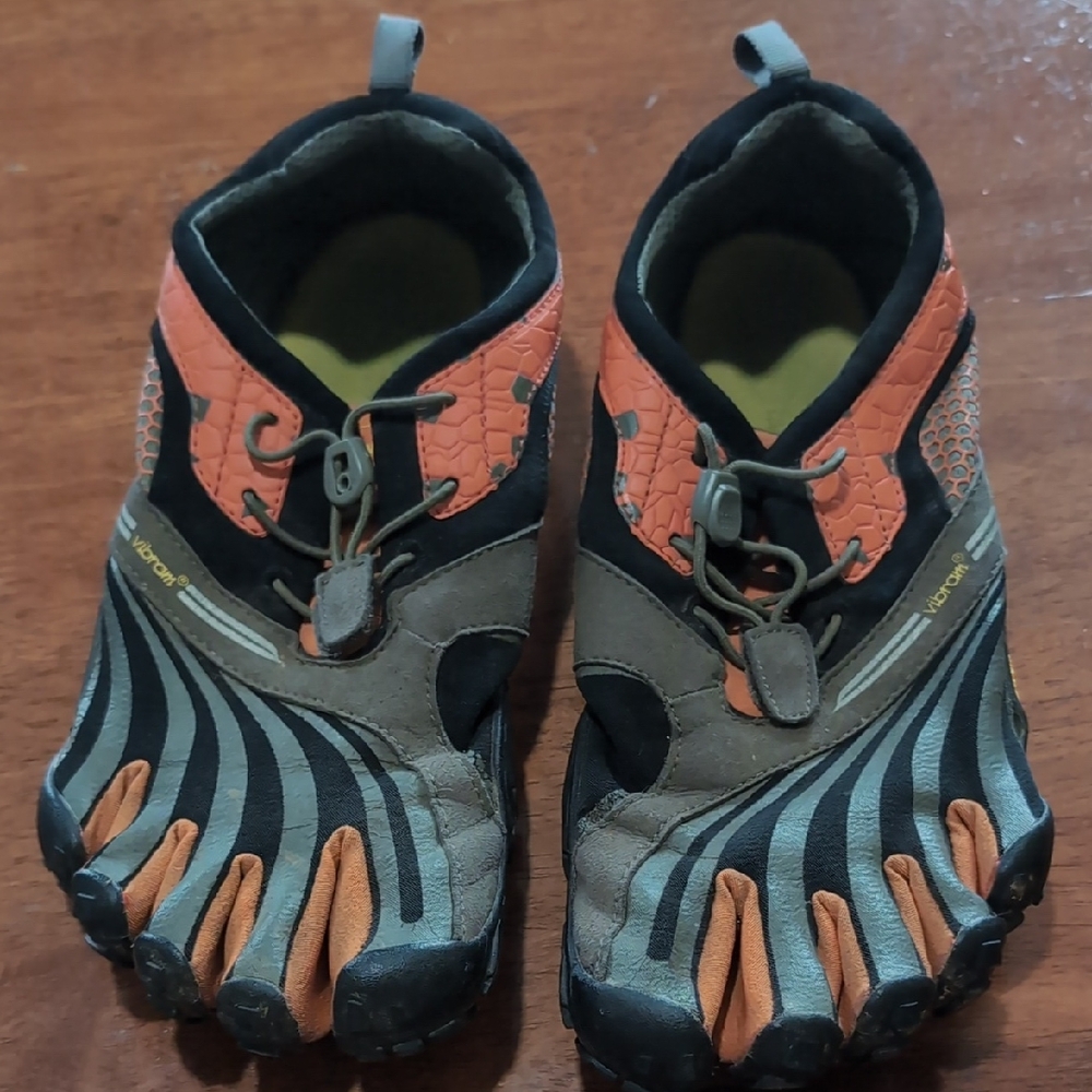 SOLD Vibram five finger v trail 43 men